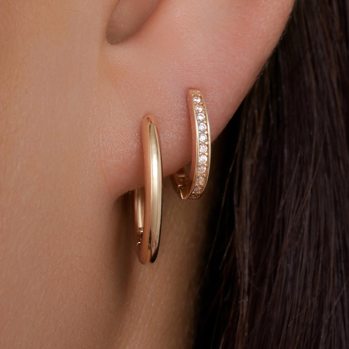 Pav¨¦ Cubic Zirconia Oval Huggie Hoops (12mm)